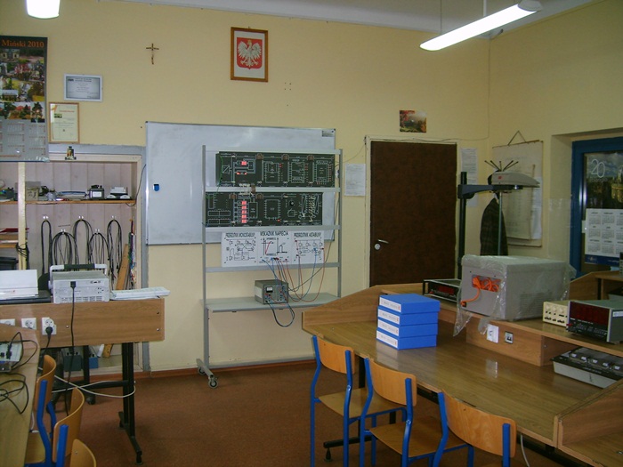 Widok pracowni z tablicą CBC do badania układów mikroprocesorowych bad mikroproc CBC