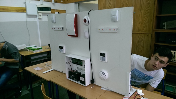 Montaż systemu alarmowego z centralą CA-10 montaż systemu alarmowego